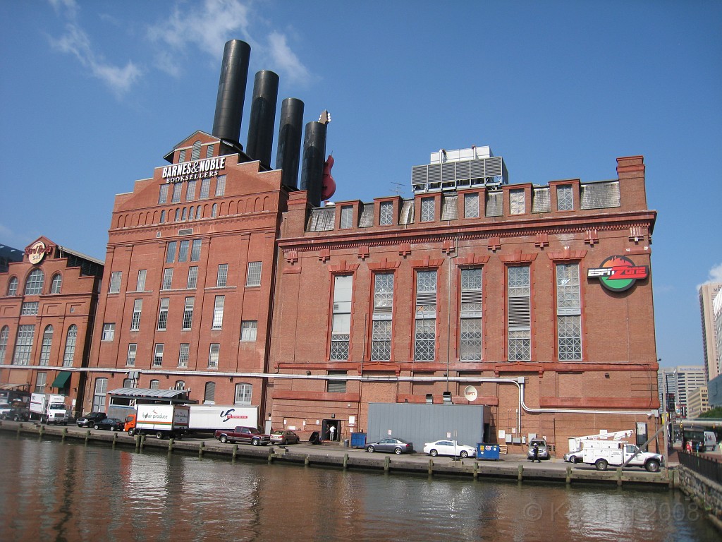 Baltimore MD 2009 0030.jpg - A 4th of July trip to Washington DC in 2009 included a stop in Baltimore MD to see the National Aquarium. See this building? Look for something similar in later pictures, maybe from the other side.